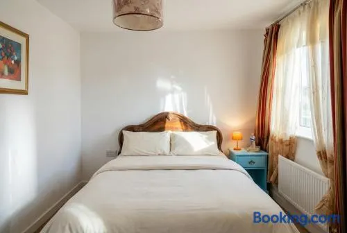 Quiet Three-Bedroom Home in Stewartby with Ensuite and Workspace - Image 1