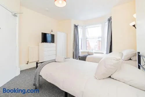 Shirley House 5, Guest House, Self Catering, Self Check in with smart locks, use of Fully Equipped Kitchen, close to City Centre, Ideal for Longer Stays and Fawley contractors - Image 1