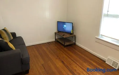 Private and cozy house with one bedroom and one bathroom, MetLife Stadium FIFA World Cup 35 minutes away - Image 1