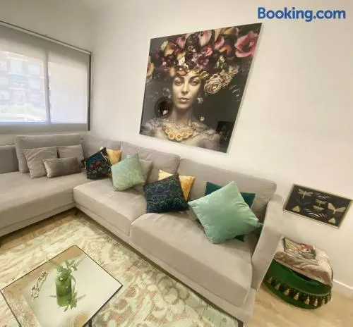 Barcelona Chic Apartments- Free Parking - 10 min BCN center by metro - Image 1