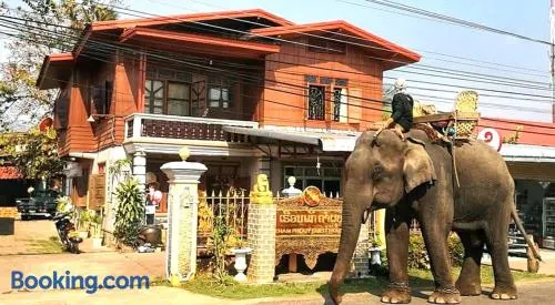 Khamphouy Guesthouse - Image 1