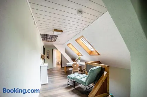 Charmant appartement de vacances adapté aux familles avec internet haut débit, barbecue et terrasse | Vue jardin - Image 1