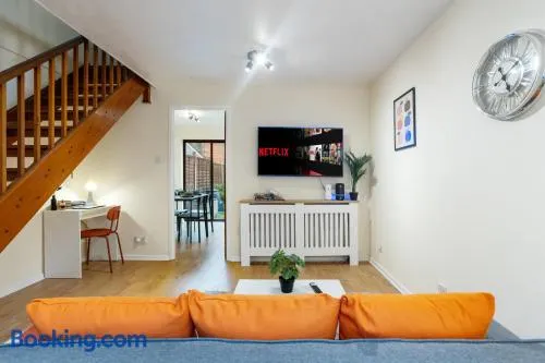 Premium Hideaway 2Bed Home with Garden Free Parking - Image 1