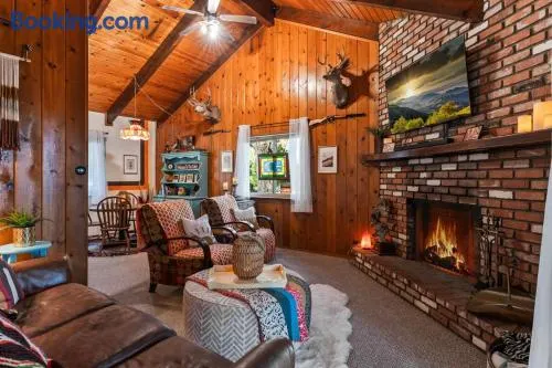Retro Retreat, BBQ, Patio with Outdoor Seating! - Image 1