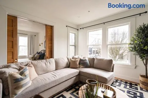Stay Portland - 3BR - Sleeps 6 - Steps to NW 23rd - Fast WiFi - Image 1
