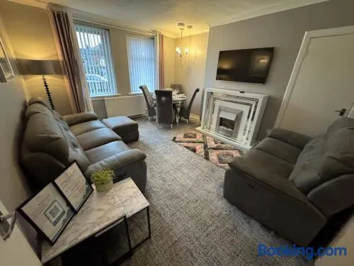 Modern 2BR Cottage Flat - Image 1