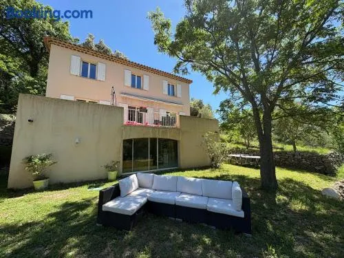 Villa en pleine nature, piscine, jardin et parking - Image 1