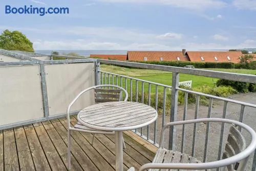 Apartamento vacacional con barbacoa, terraza y jardín | Vistas al agua - Image 1