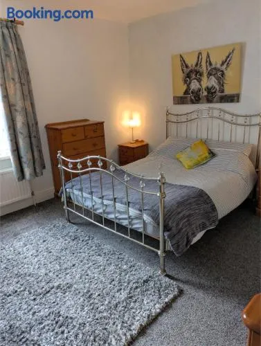 Kettering Town Double Rooms with TV Ideal Professional workers for longer stays Shared bathroom kitchen & Lounge - Image 1