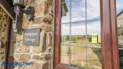 Sandpiper Cottage: cosy home near the beach - Image 1