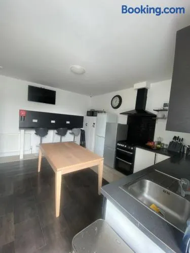 Edinburgh West Side Hostel - Image 1
