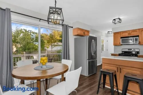 Prime Location, Cozy & Spacious home in Schaumburg - Image 1