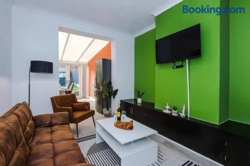 The Lyme Lounge - Elegant & Contemporary 3BR Home - Sleeps 7 with Parking & WiFi - Ideal for Business & Leisure Stays by Parydise Properties - Image 1