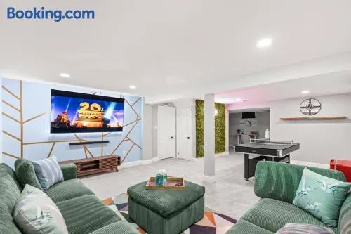 Luxurious National Harbour home - Image 1