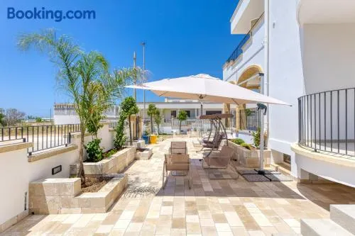 Chambre chez l'habitant avec internet haut débit, terrasse et jardin | Vue ville - Image 1