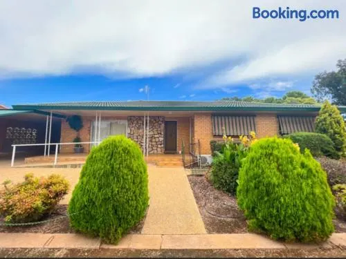 3 bedroom Creswell Street Cottage - Pet Friendly - Image 1