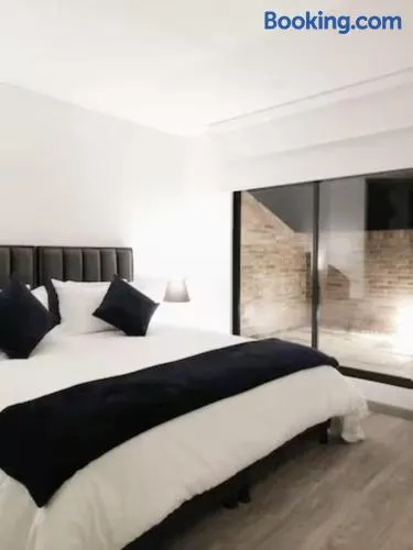 Apartamento moderno con balcón o terraza - Image 1