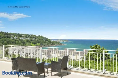 Stunning 2 bedroom modern apartment! Amazing views! - Image 1