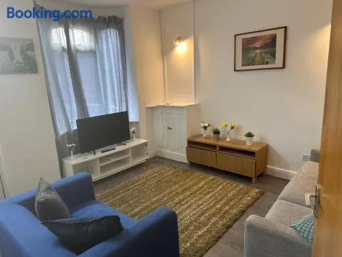 Cosy 4 Bedroom Walsall House - Free WiFi & Parking - Image 1