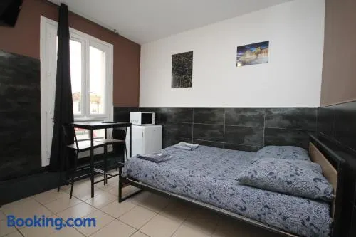 07 - Chambre proche Paris et Transports avec TV WIFI - Image 1