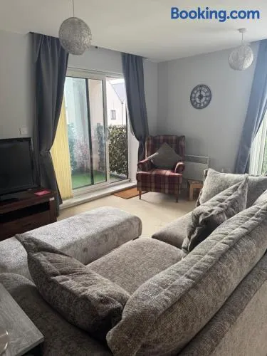 Beautiful 2 bedroom apartment in lawley village - Image 1
