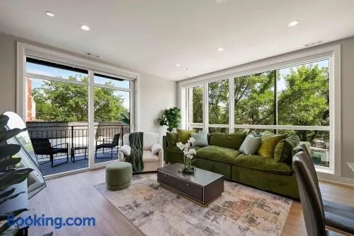Modern 2BR2BA Condo Free Parking and Balcony - Image 1
