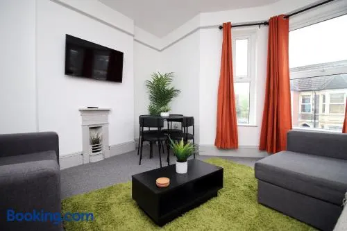 2 Bed Flat near Stadium with Street Parking by CTO Serviced Apartments - Image 1