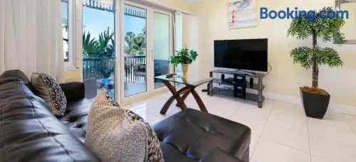 Lovely Apartment with 24h security - walking distance to beach, downtown, shops and restaurants - Image 1