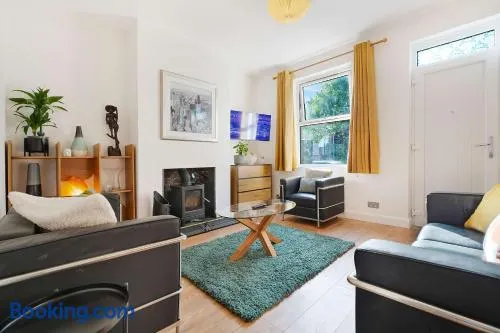 Chic 3BR Rotherham Parking WIFI By stay with us - Image 1