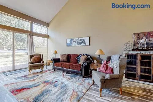 Inviting townhouse with fast WiFi patio & access to pools golf tennis & gym - Image 1