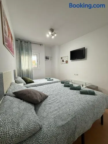 Habitacion Familiar LOVELY SEVILLA con baño compartido - Image 1