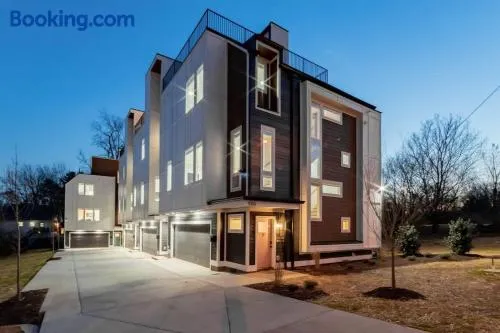 4BD Townhome East Nash with Rooftop 12ppl - Image 1