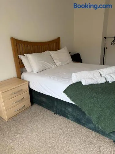 Bristol Gem Cozy 1-Bedroom Flat with Kitchen & Free WiFi - Image 1