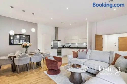 The Kensington Suite - 2Bed Apartment with Parking - Image 1