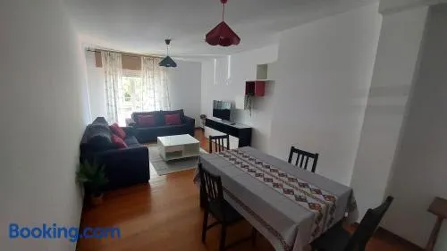 Excelente piso de 3 habitaciones dobles, 2 baños y terraza 30 mts - Image 1