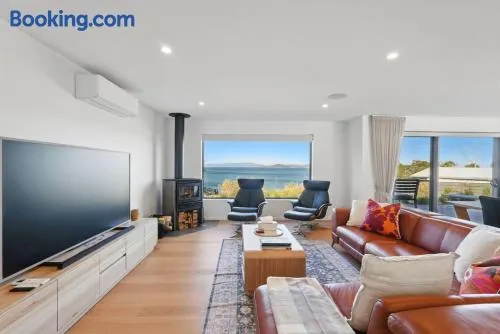 Modern Coastal Retreat and Hot Tub - Image 1