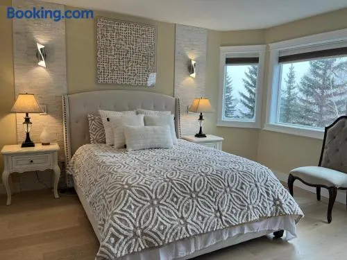 Modern Cozy Room with Private Bathroom and City View - Image 1