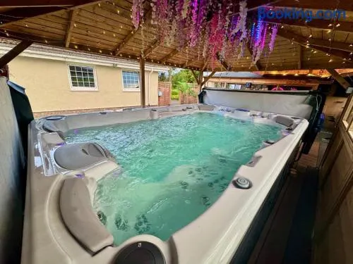 FINN VILLAGE "Mountain View Cottage" Private Garden, 9-seater HOT TUB, Firepit & Pizza Stove - Image 1