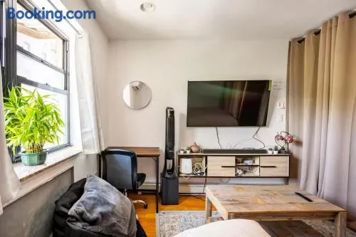 BEST LOCATION IN QUEENS, Everything is near by, PRIVATE ROOM, LaGuardia Airport 10min - Image 1