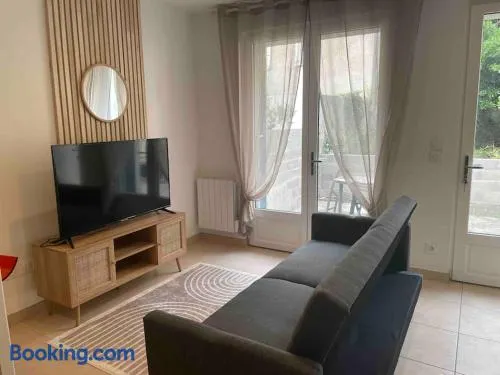 Vivez Castelnaudary à pied, T2 cosy avec jardin, proche gare et canal du midi - Image 1
