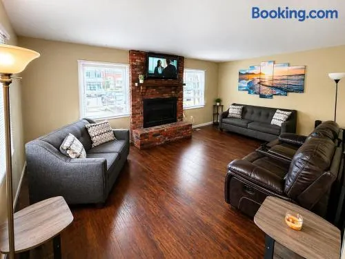 Modern Furnished Retreat Near Philly & Hospitals - Image 1