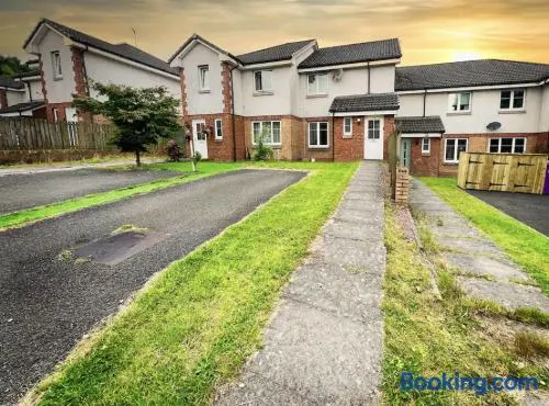 Glasgow Central - Entire house - Free Parking , Free super fast Wifi , Private garden & Parking security - Image 1