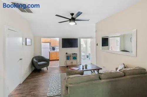 Apt with heated garage Libertyville Near Naval Base - Image 1