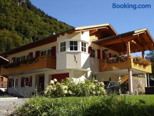 Magnífico apartamento apropiado para familias con jardín y terraza | Junto al esquí | Acepta mascotas - Image 1