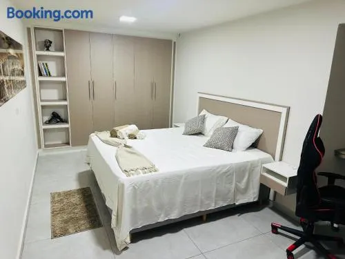 Apto Completo 2 quartos com Garagem Próx Centro, Check-in fácil - Image 1