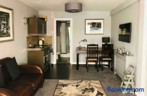 Nr WINDSOR stunning 1 bedroom self contained property in Burnham near Heathrow - Image 1