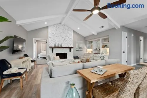 Family or Group Getaway Spacious Home - Porch - Sleeps 10 - Image 1