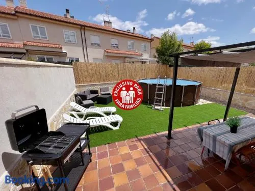 Chalet a 15 min de Segovia con barbacoa y piscina - Image 1