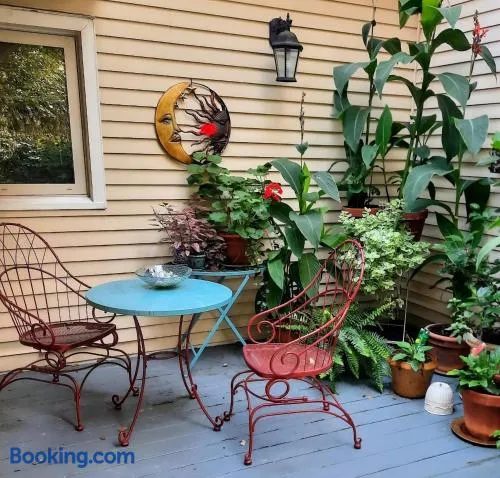 The Perfect Wine Trails Location - The Garden Suite - Image 1