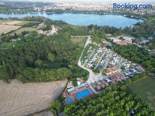 Camping Bungalow el Llac de Banyoles - Image 1